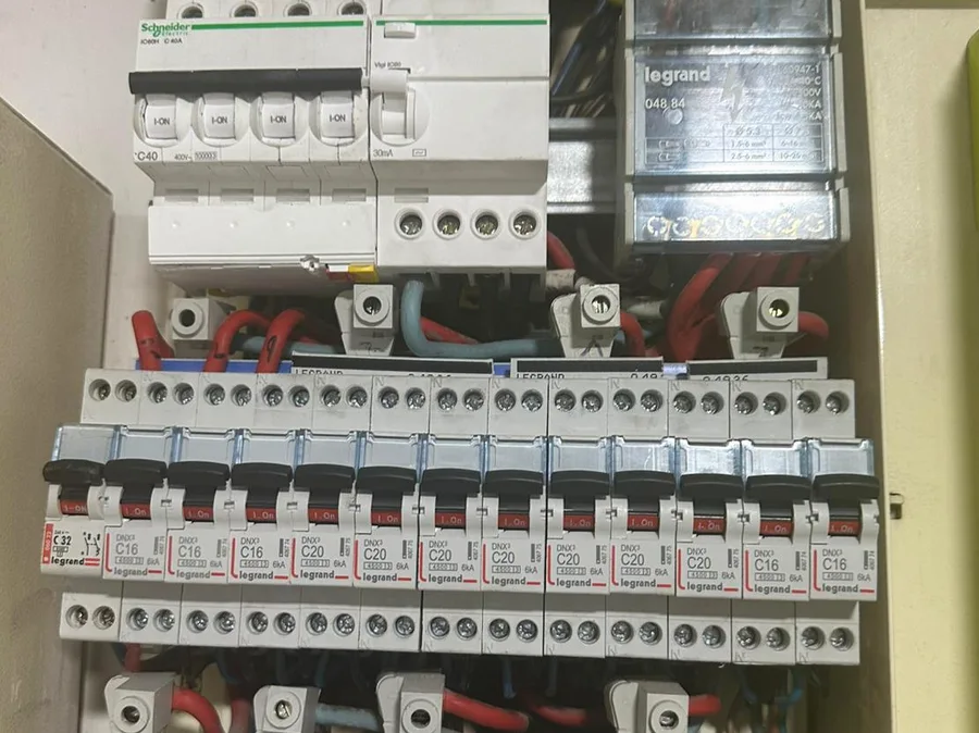 Mise aux normes par un électricien à Paris